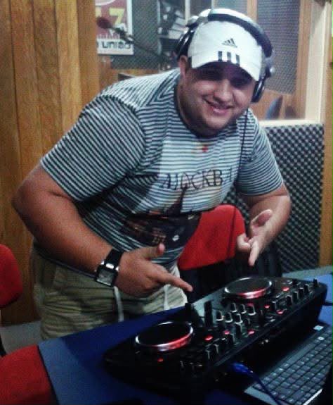 DJ Atnilson em estúdio de rádio