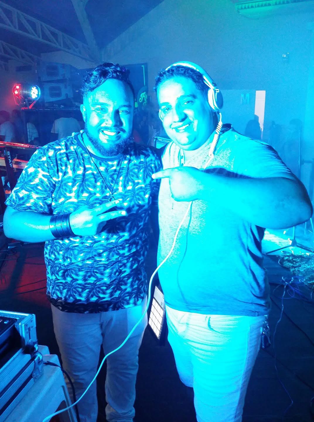 DJ Atnilson em evento com luz azul