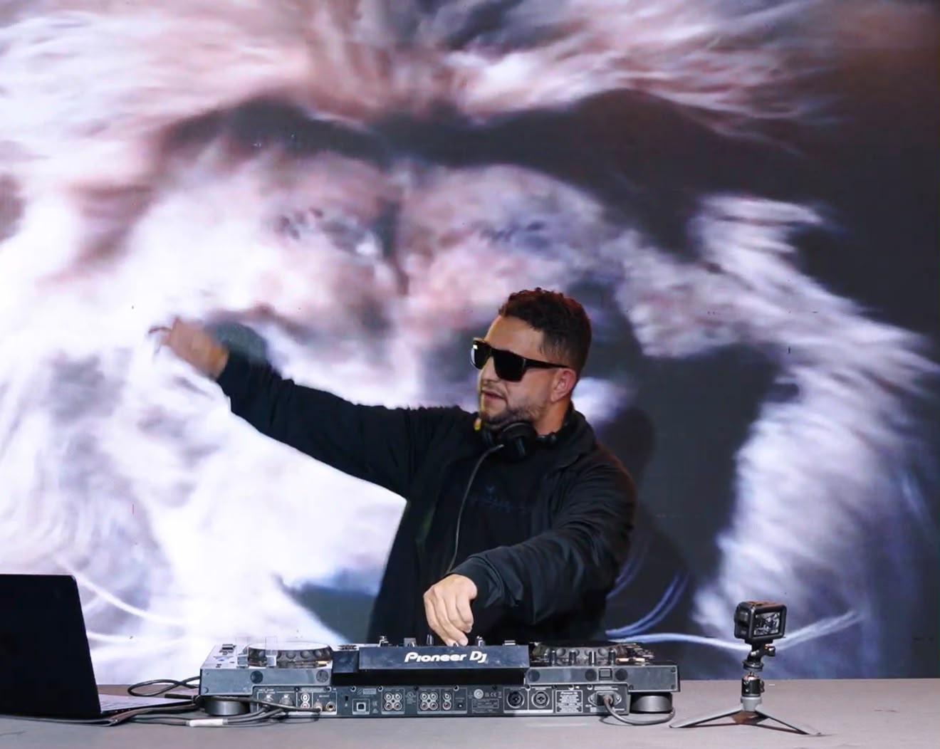 DJ Atnilson em apresentação