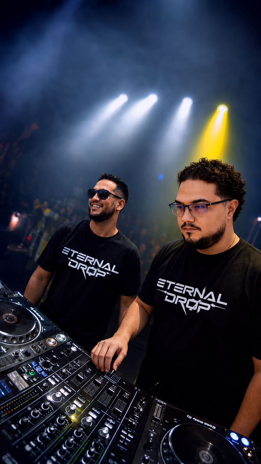 DJ Atnilson e Michaell D. na cabine durante show do Eternal Drop
