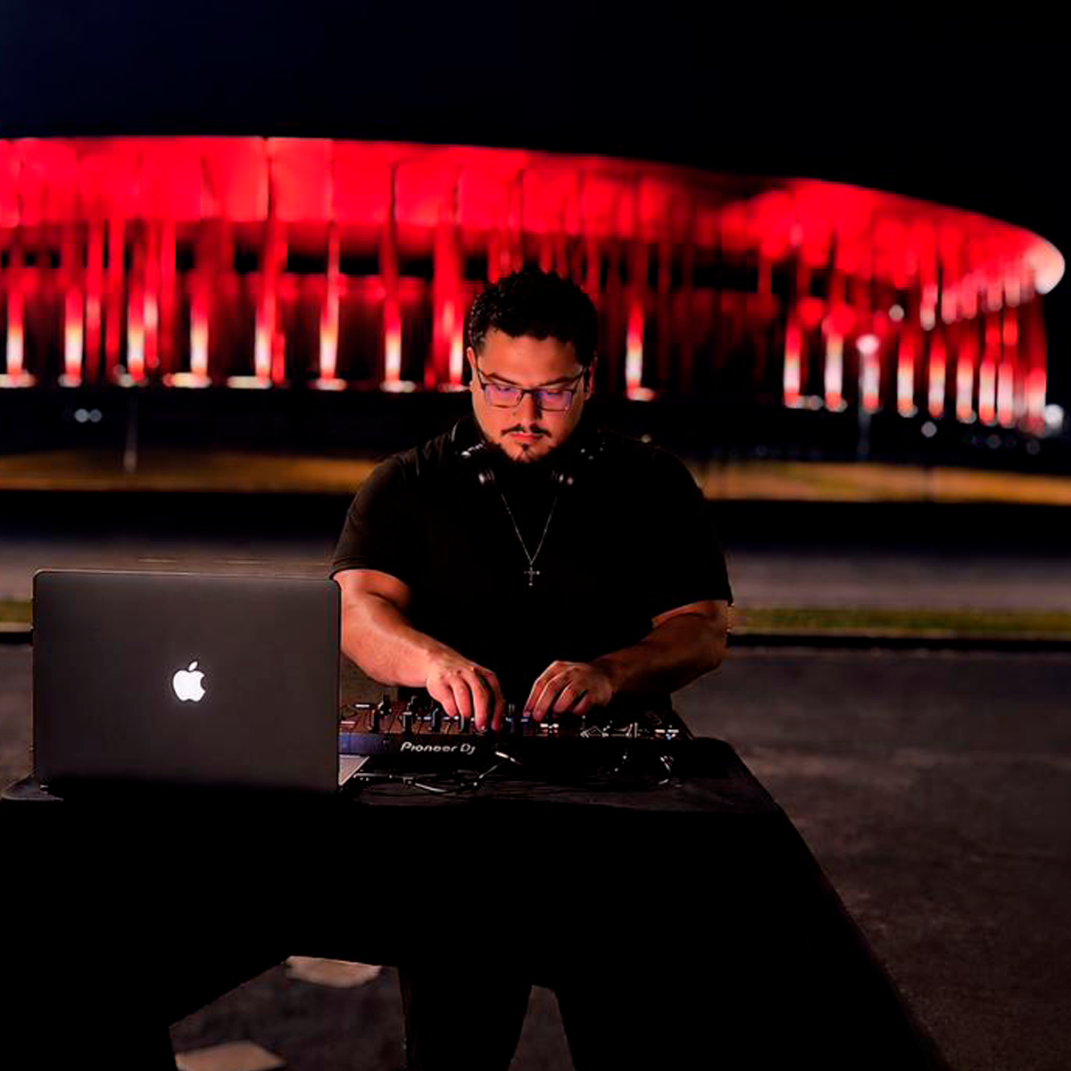 Michaell D. no Pioneer DJ com Estádio Nacional de Brasília ao fundo