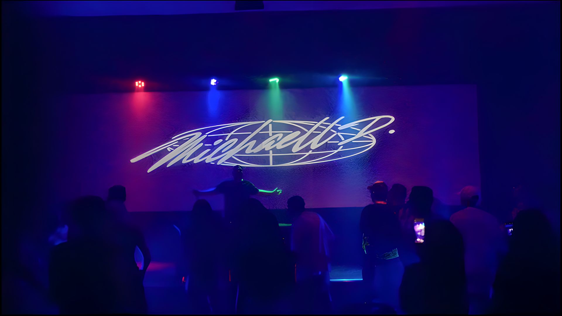 Logo Michaell D. projetada no show