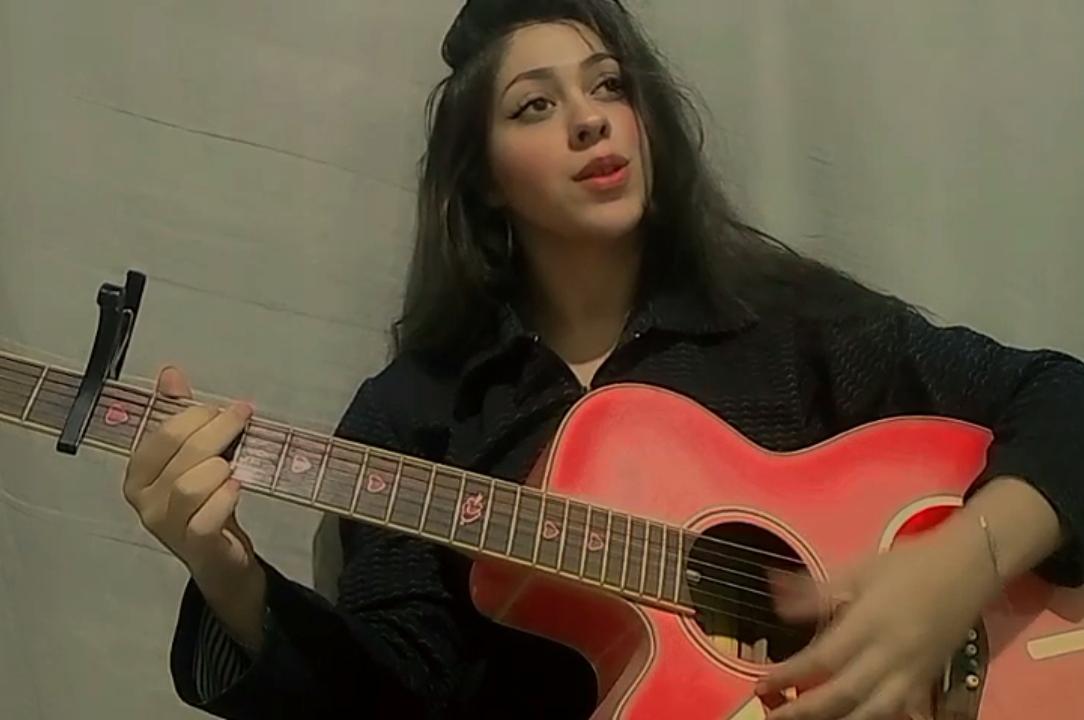 Renata Pattez tocando violão